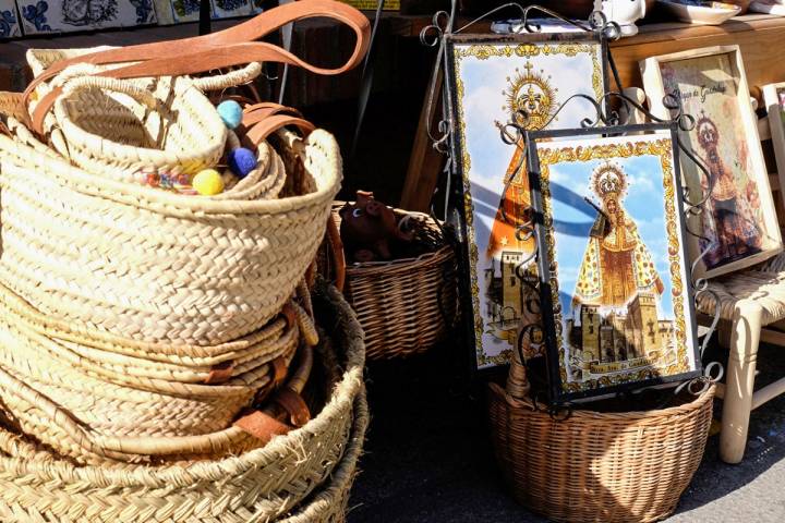 Artesanías en una tienda de souvenirs en Guadalupe (Cáceres).