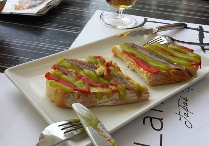 Tosta de anchoas del Cantábrico. Foto: La Minerva (Twitter).