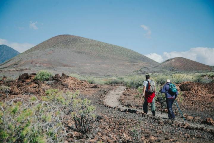 En dirección a la Montaña Grande por una vereda arenosa.