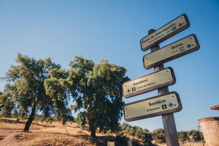 Los senderos recorren el parque natural de la Sierra Norte de Sevilla.