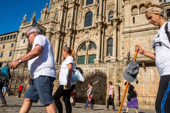 La entrada al Pórtico, tras los turistas, está en obras.