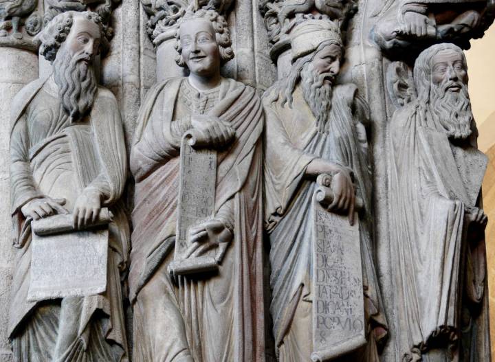 La eterna sonrisa del apóstol Daniel, en el Pórtico de la Gloria. Foto: Agefotostock.