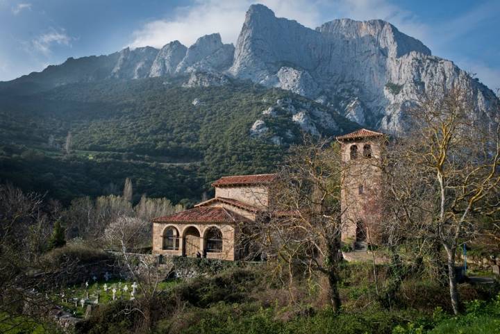 Santa María de Lebeña, escondida en el desfiladero de la Hermida.