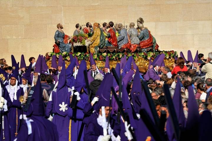 Procesión de la Santa Cena por las calles.