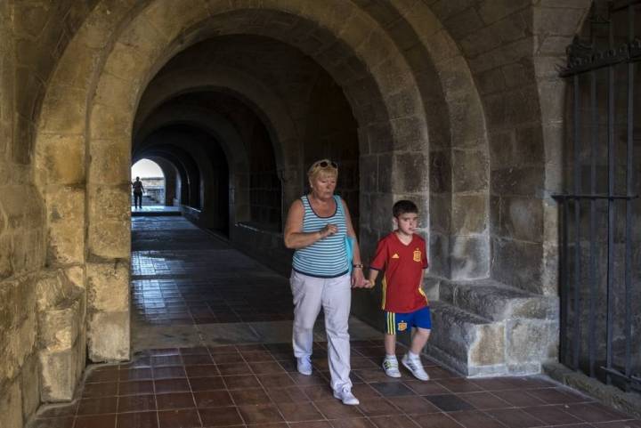 El pasaje que lleva a la iglesia de San Esteban y a la cripta de Santa María del Perdón.