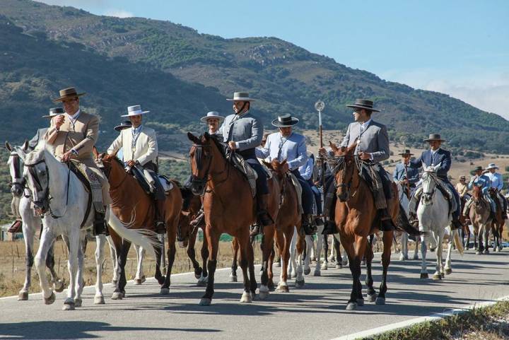 Caballistas acompañan a la virgen durante la feria de septiembre.