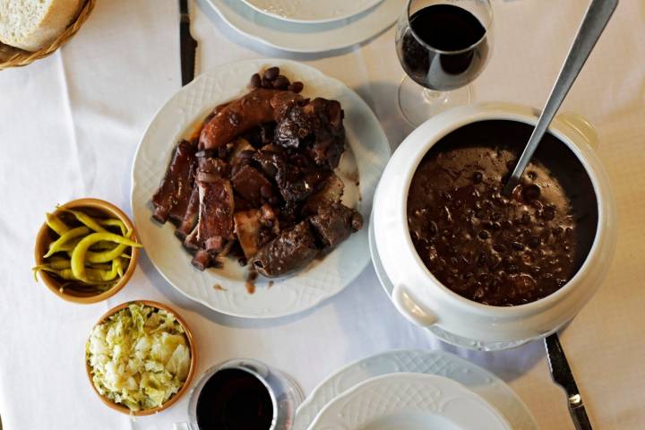 Las alubias con sus 'tropiezos', berza y vino Glorioso de 'Maite'.